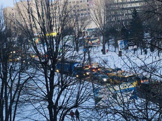 Новини Тернополя - фото з Фото дня: на 15 Квітня поламався тролейбус. Водій регулює рух на дорозі Фото дня: на 15 Квітня поламався тролейбус. Водій регулює рух на дорозі, фото №1 на сайті 20minut.ua