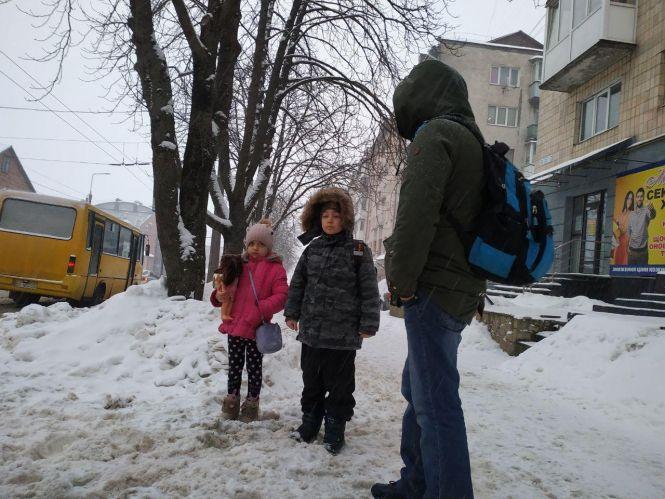 Новини Тернополя - фото з Діти мерзнуть і спізнюються. Кого насправді возять у шкільних тролейбусах Тернополя – ми перевірили Діти мерзнуть і спізнюються. Кого насправді возять у шкільних тролейбусах Тернополя – ми перевірили, фото №2 на сайті 20minut.ua