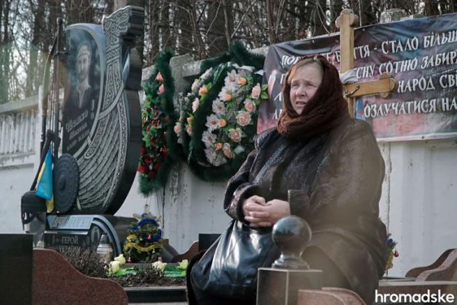 Новини Вінниці - фото з Три кулі, які вбили Максима Шимка, випущені з автомата екс-беркутівця Зінченка Зоя Кузьменко біля могили сина на кладовищі у Вінниці, 21 січня 2020 року