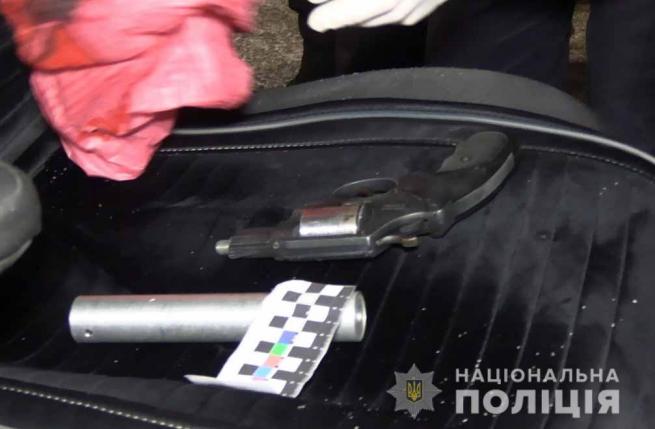 Новини Вінниці - фото з У Немирові зупинили Volkswagen з револьвером, глушником та битою в салоні У Немирові зупинили Volkswagen з револьвером, глушником та битою в салоні, фото №7 на сайті 20minut.ua