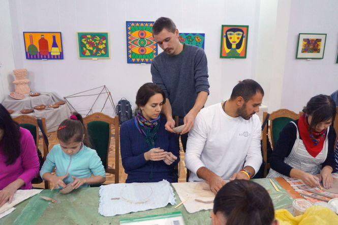 Новини Вінниці - фото з «Монетки», брязкальця та свищики. Як вінницький кераміст модернізує гончарне мистецтво «Монетки», брязкальця та свищики. Як вінницький кераміст модернізує гончарне мистецтво, фото №1 на сайті 20minut.ua