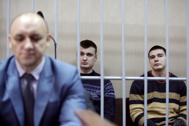 Новини Вінниці - фото з Три кулі, які вбили Максима Шимка, випущені з автомата екс-беркутівця Зінченка Ексбійці спецпідрозділу «Беркут» Павло Аброськін (ліворуч) та Сергій Зінченко під час засідання Святошинського райсуду у справі про розстріли на вулиці Інститутській 20 лютого 2014 року, Київ, 30 березня 2016 року
