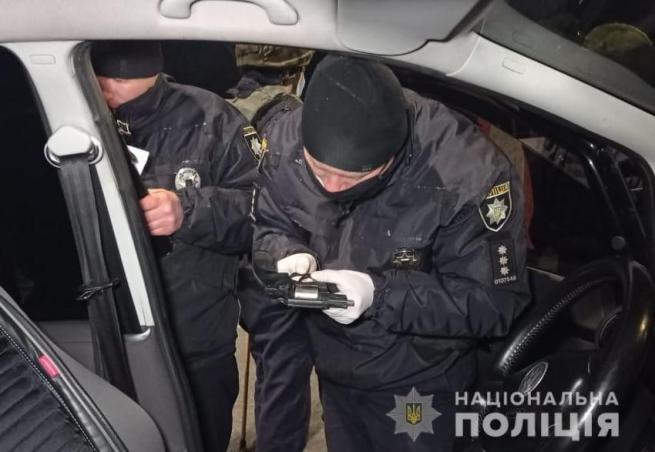 Новини Вінниці - фото з У Немирові зупинили Volkswagen з револьвером, глушником та битою в салоні У Немирові зупинили Volkswagen з револьвером, глушником та битою в салоні, фото №2 на сайті 20minut.ua