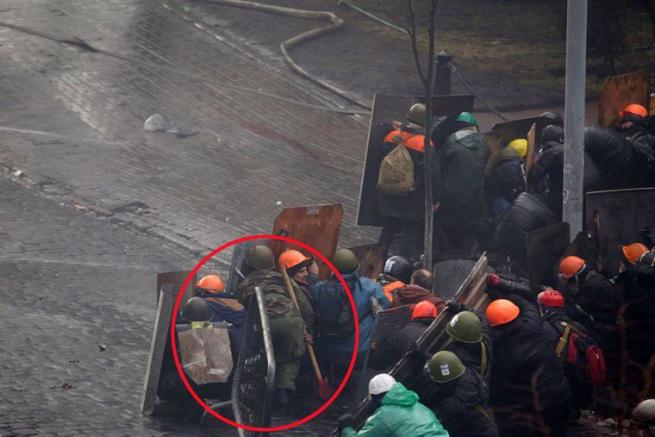 Новини Вінниці - фото з Три кулі, які вбили Максима Шимка, випущені з автомата екс-беркутівця Зінченка Максим Шимко зі списом з червоним вістрієм разом з іншими протестувальниками на вулиці Інститутській незадовго до своєї смерті 20 лютого 2014 року