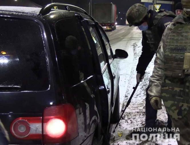 Новини Вінниці - фото з У Немирові зупинили Volkswagen з револьвером, глушником та битою в салоні У Немирові зупинили Volkswagen з револьвером, глушником та битою в салоні, фото №4 на сайті 20minut.ua