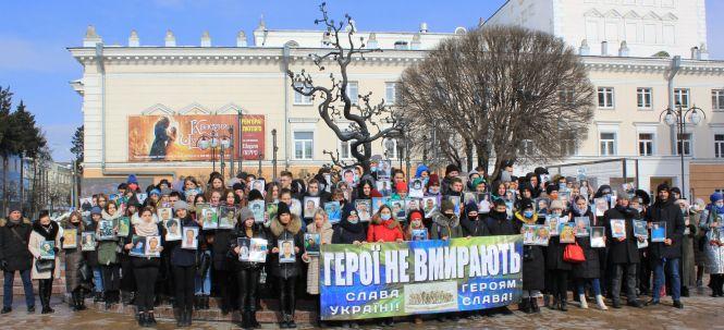 Новини Вінниці - фото з «Герої не вмирають»! Вінницькі студенти вийшли на акцію вшанування пам’яті
Героїв Майдану «Герої не вмирають»! Вінницькі студенти вийшли на акцію вшанування пам’яті
Героїв Майдану, фото №4 на сайті 20minut.ua