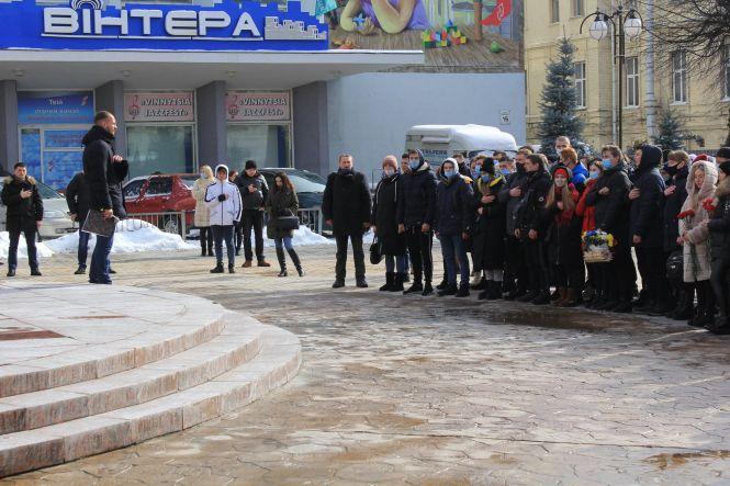 Новини Вінниці - фото з «Герої не вмирають»! Вінницькі студенти вийшли на акцію вшанування пам’яті
Героїв Майдану «Герої не вмирають»! Вінницькі студенти вийшли на акцію вшанування пам’яті
Героїв Майдану, фото №2 на сайті 20minut.ua