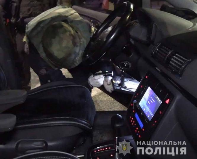 Новини Вінниці - фото з У Немирові зупинили Volkswagen з револьвером, глушником та битою в салоні У Немирові зупинили Volkswagen з револьвером, глушником та битою в салоні, фото №5 на сайті 20minut.ua