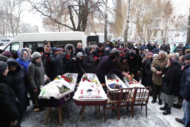 «Моя Надя, донечка»: вінничани прощалися із вбитими в Академічному