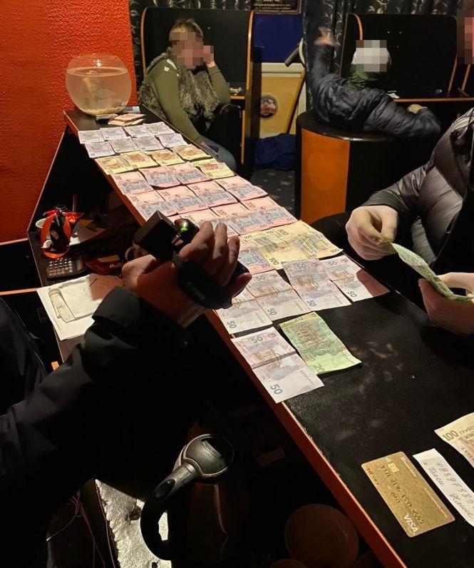 На Житомирщині СБУ затримала дилерів, які щомісяця відправляли до 200 «посилок» із наркотиками на півмільйона гривень, фото №1 на сайті 20minut.ua