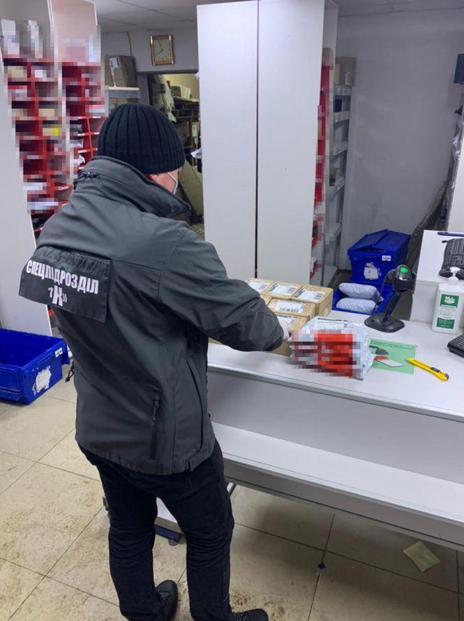 На Житомирщині СБУ затримала дилерів, які щомісяця відправляли до 200 «посилок» із наркотиками на півмільйона гривень, фото №3 на сайті 20minut.ua