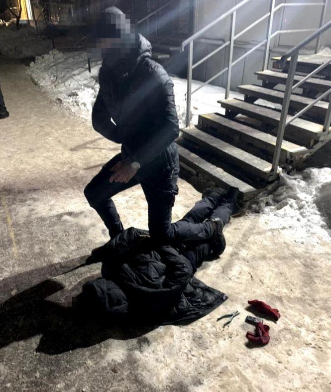 На Житомирщині СБУ затримала дилерів, які щомісяця відправляли до 200 «посилок» із наркотиками на півмільйона гривень, фото №2 на сайті 20minut.ua