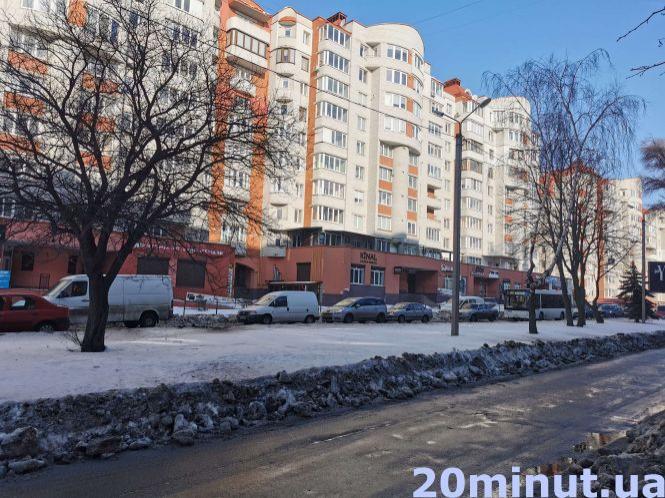 Новини Тернополя - фото з На Коновальця зупинився весь транспорт, бо… чистять лід. Не можуть проїхати і швидкі На Коновальця зупинився весь транспорт, бо… чистять лід. Не можуть проїхати і швидкі, фото №2 на сайті 20minut.ua