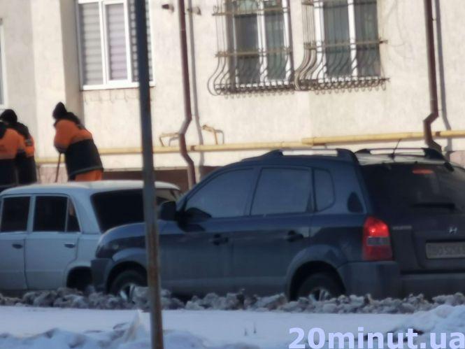 Новини Тернополя - фото з На Коновальця зупинився весь транспорт, бо… чистять лід. Не можуть проїхати і швидкі На Коновальця зупинився весь транспорт, бо… чистять лід. Не можуть проїхати і швидкі, фото №1 на сайті 20minut.ua