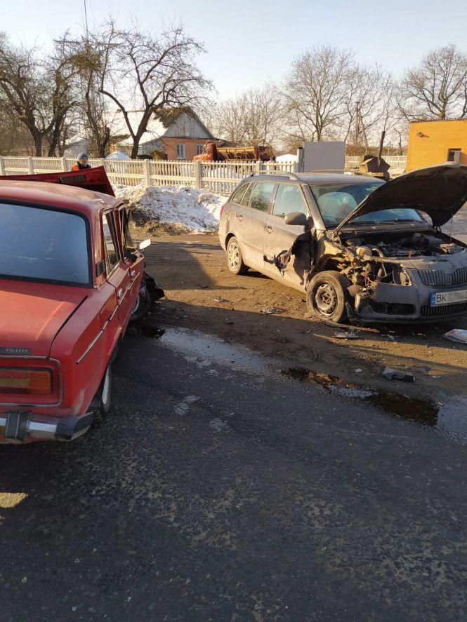 На Хмельниччині зіштовхнулися легковики: водія діставали рятувальники, фото №1 на сайті vsim.ua