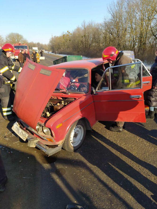 На Хмельниччині зіштовхнулися легковики: водія діставали рятувальники, фото №2 на сайті vsim.ua