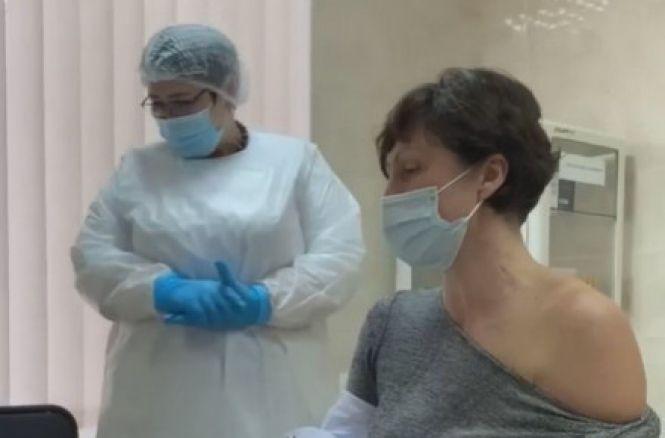 Понад 17 тисяч доз вакцини. Першою на Вінниччині щеплення від Ковіду отримала сімейна лікарка, фото №1 на сайті 20minut.ua