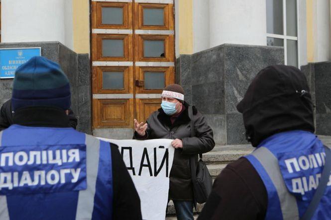 Новини Вінниці - фото з Мітинг під стінами ОДА. Працівники профтехучилища оголосили голодування Мітинг під стінами ОДА. Працівники профтехучилища оголосили голодування, фото №5 на сайті 20minut.ua