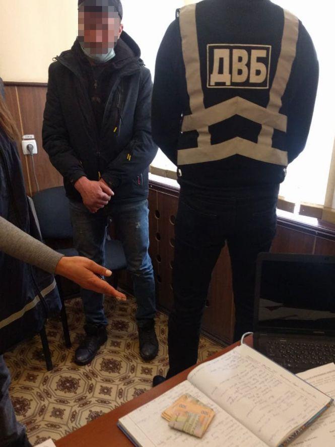 Новини Хмельницького - фото з На Хмельниччині водій хотів хабарем відкупитися від поліції за п'яне водіння На Хмельниччині водій хотів хабарем відкупитися від поліції за п'яне водіння, фото №1 на сайті vsim.ua