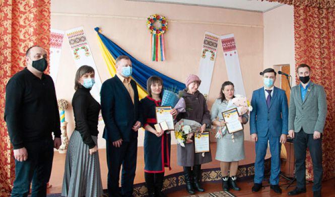 Новини Хмельницького - фото з Зеленський нагородив чотирьох багатодітних мам з Хмельниччини Зеленський нагородив чотирьох багатодітних мам з Хмельниччини, фото №1 на сайті vsim.ua