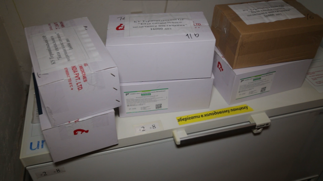 Новини Тернополя - фото з Вакцина від COVID-19 вже в Тернополі. Кого щеплять першим та де зберігатимуть препарати? Вакцина від COVID-19 вже в Тернополі. Кого щеплять першим та де зберігатимуть препарати?, фото №2 на сайті 20minut.ua