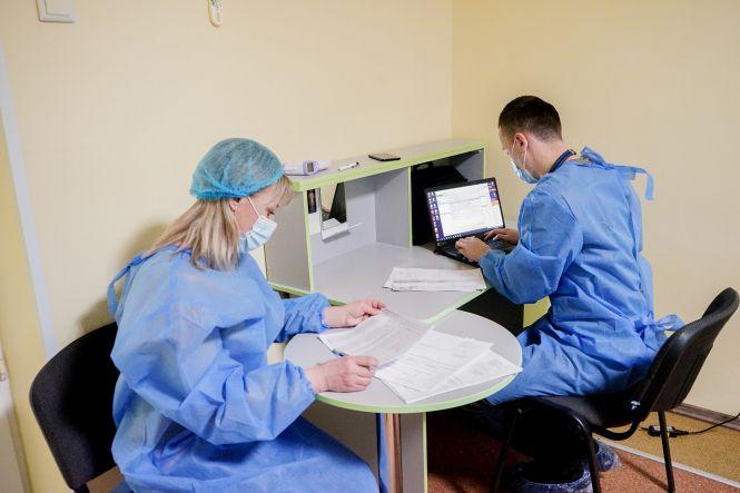 Першим вакцинованим від COVID-19 житомирянином став лікар Василь Шутенко, фото №2 на сайті 20minut.ua