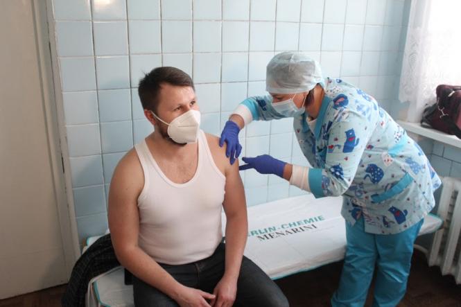 Першу вакцинацію від COVID-19 провели у Хмельницькому, фото №3 на сайті vsim.ua