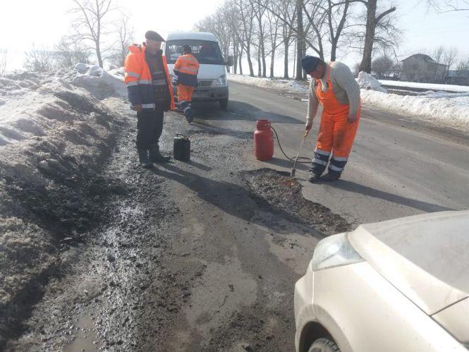 Новини Тернополя - фото з Асфальт кладуть у калюжі! Чи довго протримається такий ремонт і як відшкодувати збитки, якщо влетіли в яму
