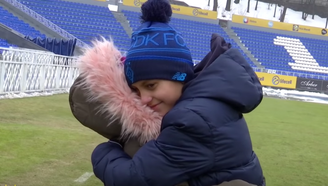 Новини Тернополя - фото з Максим, якого підстрелили біля школи, уже вдома і обійняв сестричку. Але в тілі і далі є дробинки