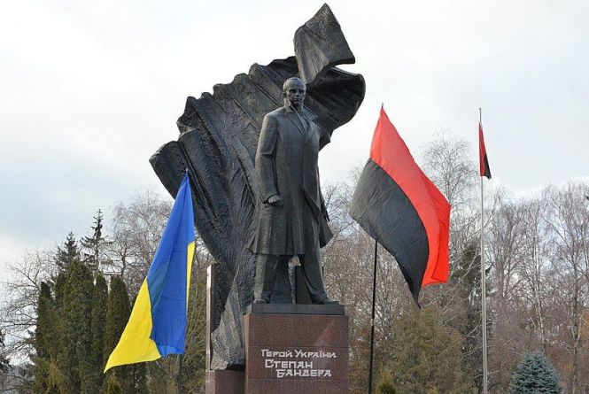 Новини Вінниці - фото з Пам'ятник Бендері та дитина під колесами потягу: важливе за 25 лютого на 20minut.ua Встановлення пам’ятника Степану Бандері у центрі міста. З’явилася нова петиція