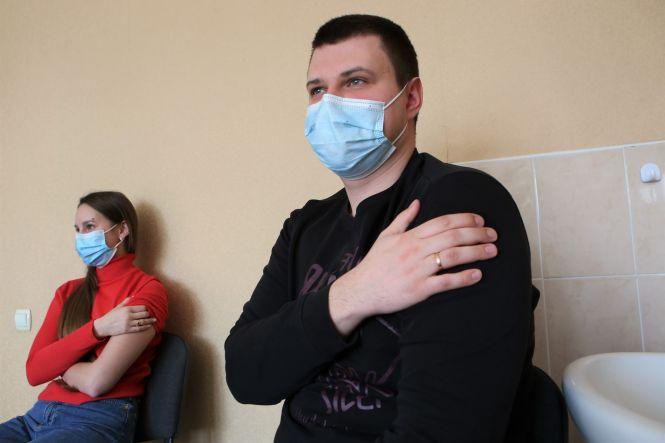 Новини Вінниці - фото з «Прийшли, аби вберегти близьких»: як вінницькі медики вакцинуються від коронавірусу «Прийшли, аби вберегти близьких»: як вінницькі медики вакцинуються від коронавірусу, фото №4 на сайті 20minut.ua