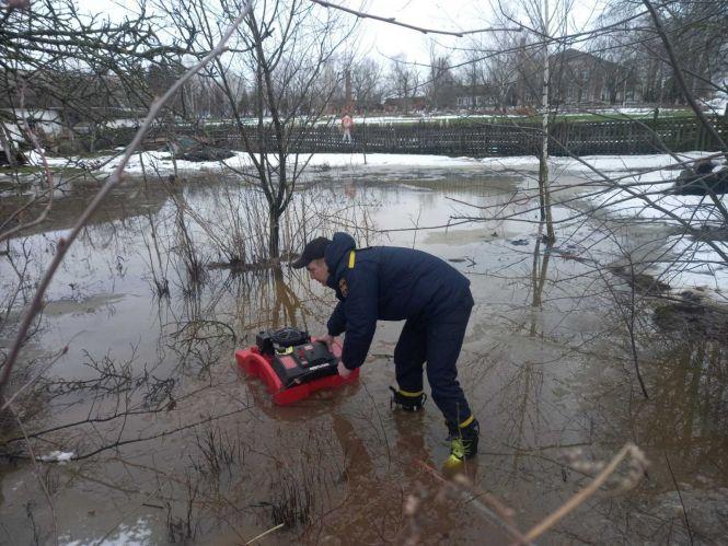 На Овруччині рятувальники відкачали біля 150 кубометрів води з приватного обійстя, фото №1 на сайті 20minut.ua