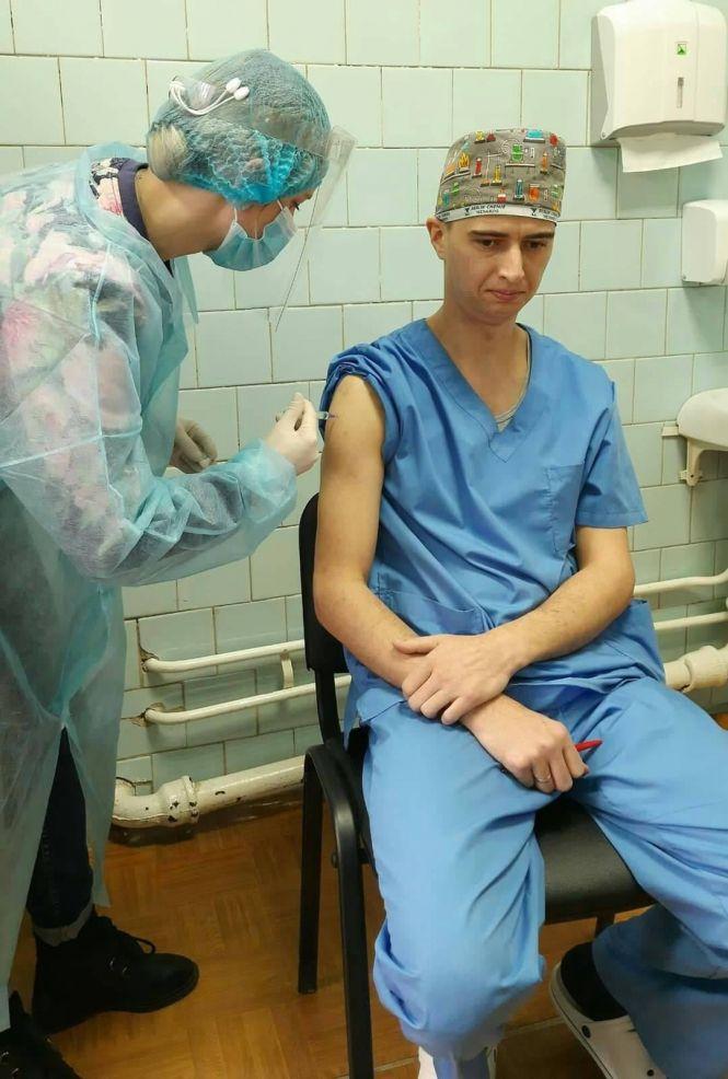 На Тернопільщині першу дозу вакцини від коронавірусу отримали 310 медпрацівників, фото №2 на сайті 20minut.ua