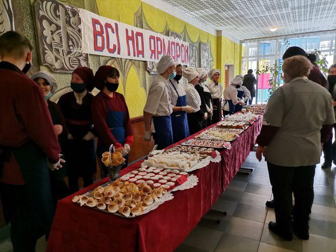 Пиріжки, піца, кекси та тістечка: в училищі влаштували благодійний ярмарок, фото №3 на сайті 20minut.ua