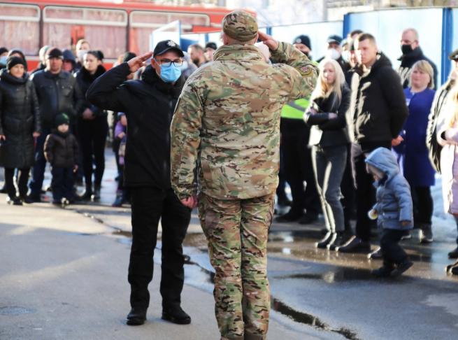 Возможно, это изображение (4 людини, люди стоять та просто неба)