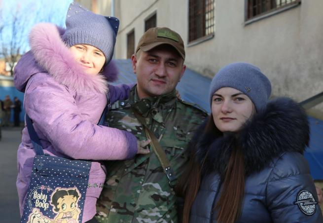 Возможно, это изображение (3 людини, люди стоять та просто неба)