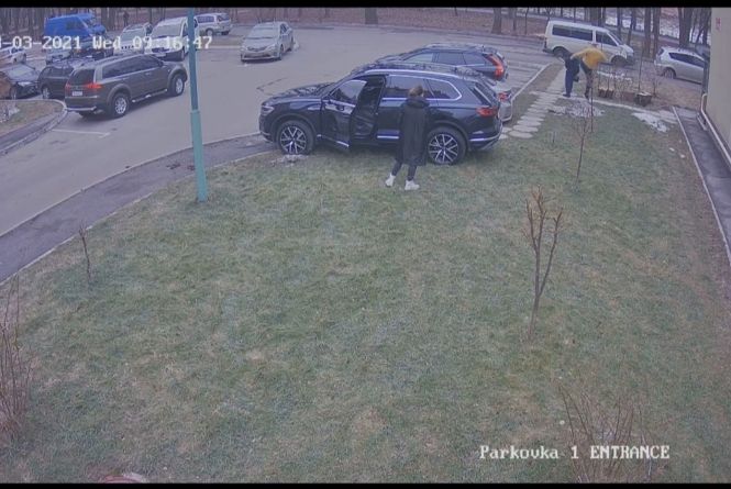 «То підстава» — каже водій Volkswagen, який на Поділлі відгамселив чоловіка. Що говорить поліція?