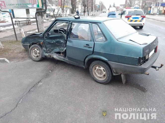 Новини Вінниці - фото з У Жмеринці 27-річний водій на «Опелі» врізався в дерево. Постраждала пасажирка У Жмеринці 27-річний водій на «Опелі» врізався в дерево. Постраждала пасажирка, фото №3 на сайті 20minut.ua