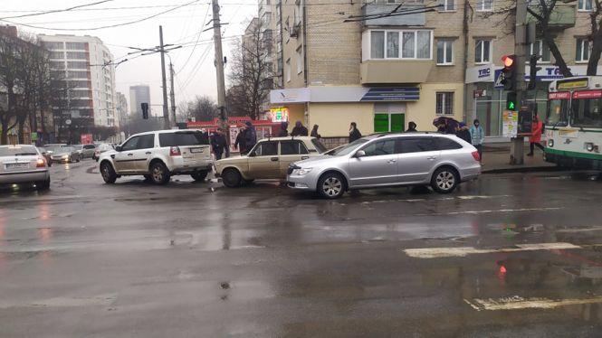 Кам’янецька потонула в заторах через потрійну ДТП (ФОТО), фото №1 на сайті vsim.ua