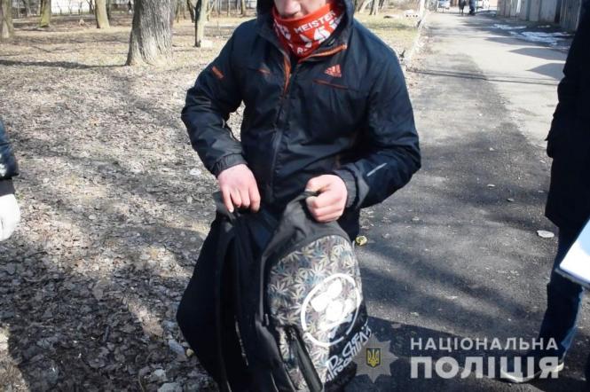 Новини Вінниці - фото з У Лісопарку затримали 30-річного вінничанина з прекурсором амфетаміну У Лісопарку затримали 30-річного вінничанина з прекурсором амфетаміну, фото №1 на сайті 20minut.ua
