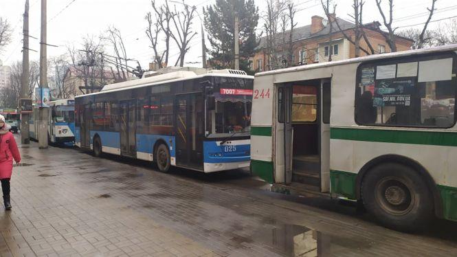 Кам’янецька потонула в заторах через потрійну ДТП (ФОТО), фото №2 на сайті vsim.ua