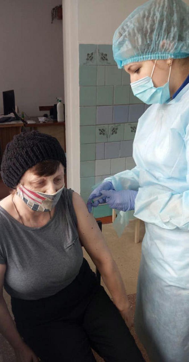 Новини Тернополя - фото з Тернополяни уже активно вакцинуються від COVID залишками вакцин. Куди звертатися?