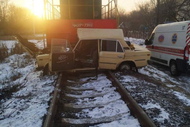 ДТП на залізничному переїзді: дизельпоїзд протягнув ВАЗ близько 200 метрів