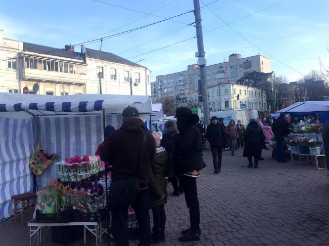 Новини Хмельницького - фото з Квітковий ярмарок в центрі Хмельницького. Що й по чому там продають Нет описания.