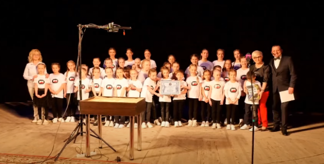 Новини Вінниці - фото з Рекорду бути! Юні вінничани намалювали 20 казкових сюжетів піском у прямому ефірі