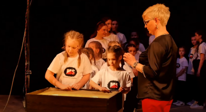 Новини Вінниці - фото з Рекорду бути! Юні вінничани намалювали 20 казкових сюжетів піском у прямому ефірі