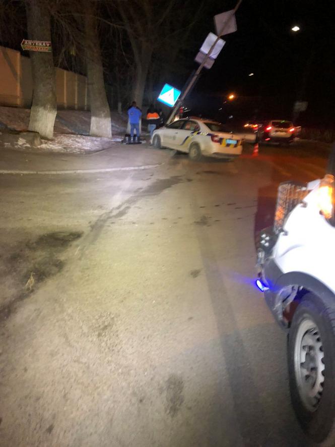 Новини Хмельницького - фото з Поліцейське авто потрапило в ДТП на Волочиській (ФОТО, ОНОВЛЕНО) Возможно, это изображение (автомобіль та дорога)