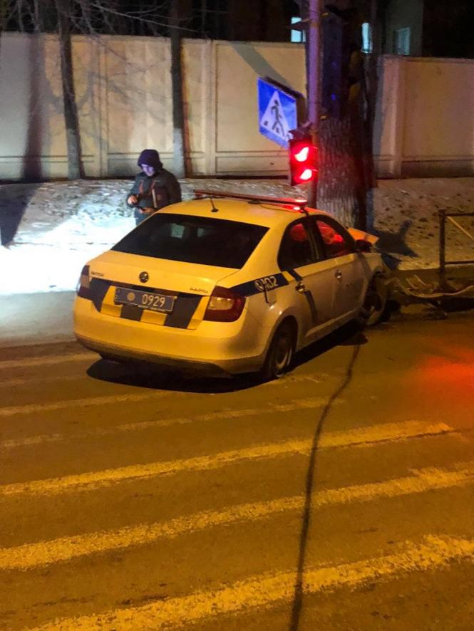 Новини Хмельницького - фото з Поліцейське авто потрапило в ДТП на Волочиській (ФОТО, ОНОВЛЕНО) Возможно, это изображение (одна або кілька осіб, автомобіль, вулиця та дорога)