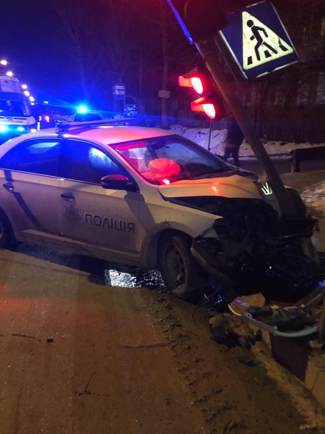 Новини Хмельницького - фото з Поліцейське авто потрапило в ДТП на Волочиській (ФОТО, ОНОВЛЕНО) Возможно, это изображение (автомобіль та просто неба)