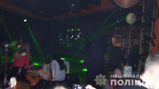 Новини Вінниці - фото з «Приїхали аж вісім екіпажів поліції». Як і чому у вінницькому барі вилучили весь алкоголь